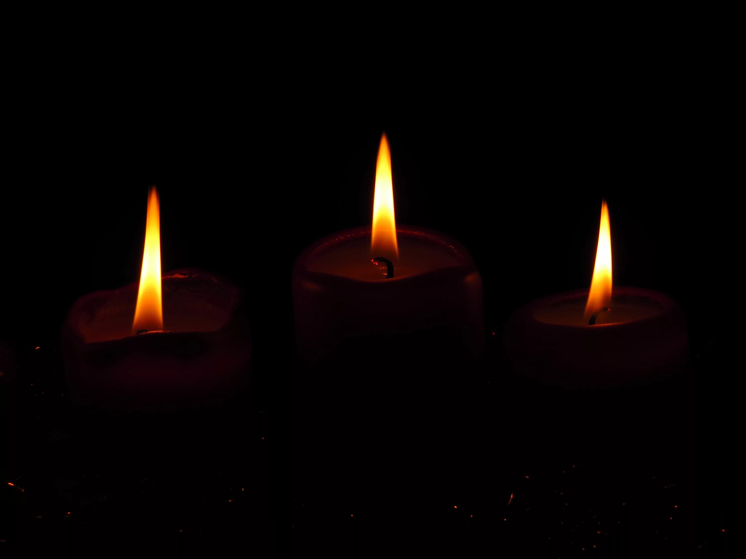 Три свечи. Горящие свечи. Ритуальные свечи. Три церковные свечи. Горят три свечи