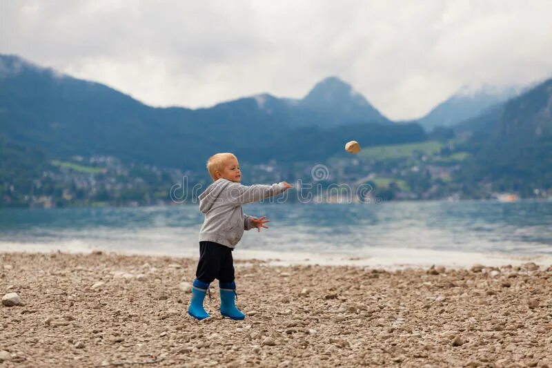 Мальчик бросает камень. Камень брошенный в воду. Брошенный мальчик. Брошенный мальчик. Дети бросают камни.