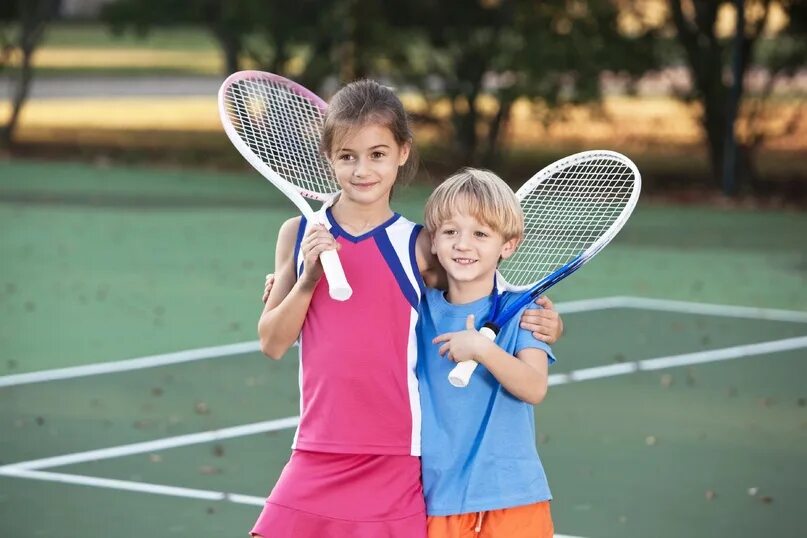 Обоих братьев приняли в спортивную. Теннис дети. Большой теннис. Детский большой теннис. Большой теннис дети.