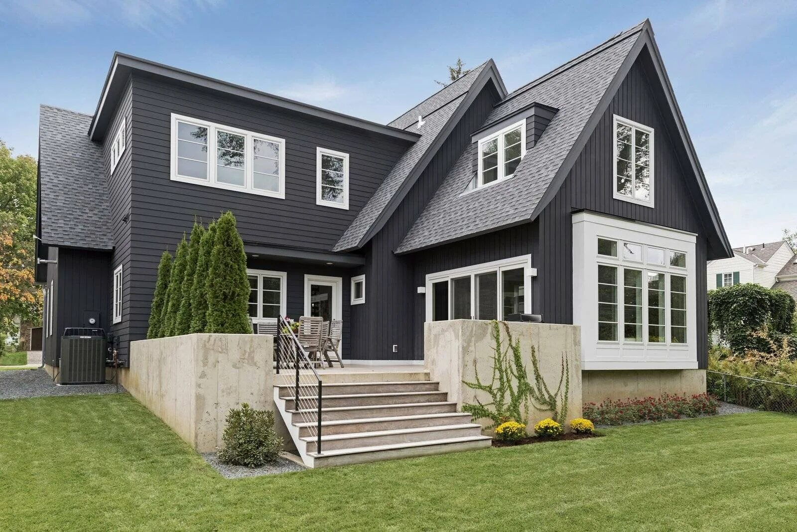 Honka фахверк. Дом в стиле модерн фармхаус. Дом в стиле барнхаус скандинавия. Скандинавский фасад. Барнхаус планкен.