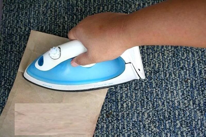 Убираем пятна от парафина с одежды. Как вывести пятно от свечки. Пятно от парафиновой свечи с одежды. Воск для ткани. Воск убирается с одежды.