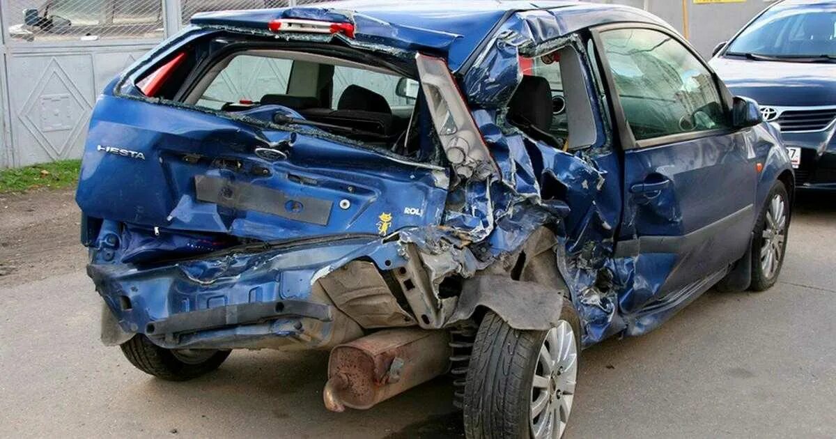 Битое авто. Битая машина. Рено сандеро битая. Битые иномарки. Битые иномарки.