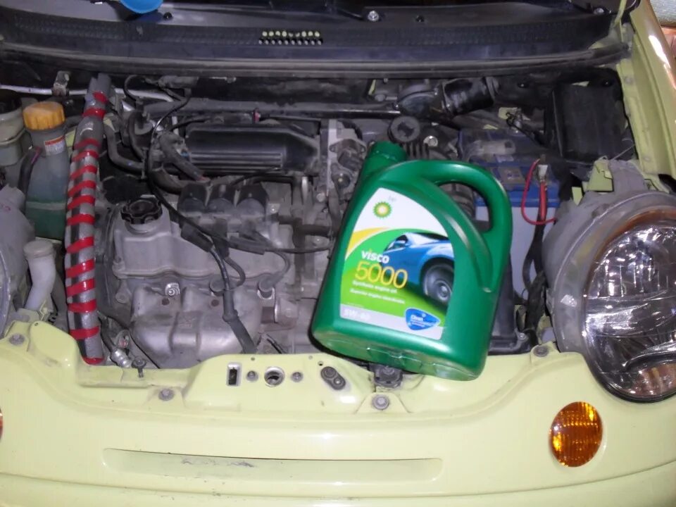 Какое масло заливать в двигатель матиз. Тормозная жидкость для Дэу Матиз. Daewoo Matiz 2 2004 масло. Моторное масло Daewoo Matiz 1 поколение. Моторное масло для матиза 0.8.
