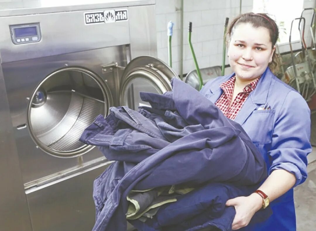 Стирка и химчистка спецодежды. Чистка спецодежды. Прачечная в отеле. Работник прачечной в отеле. Прачечная.