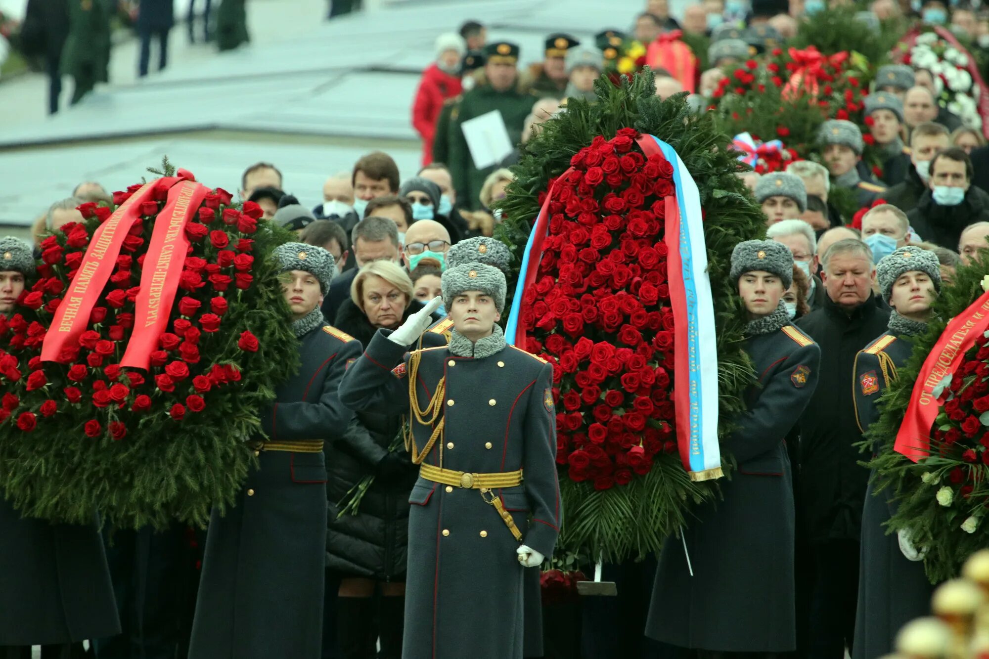 75 лет блокады. Пискарёвское мемориальное кладбище 27 января. Пискаревское кладбище возложение венков. Гирлянда на возложение. Гирлянда для возложения к памятнику.