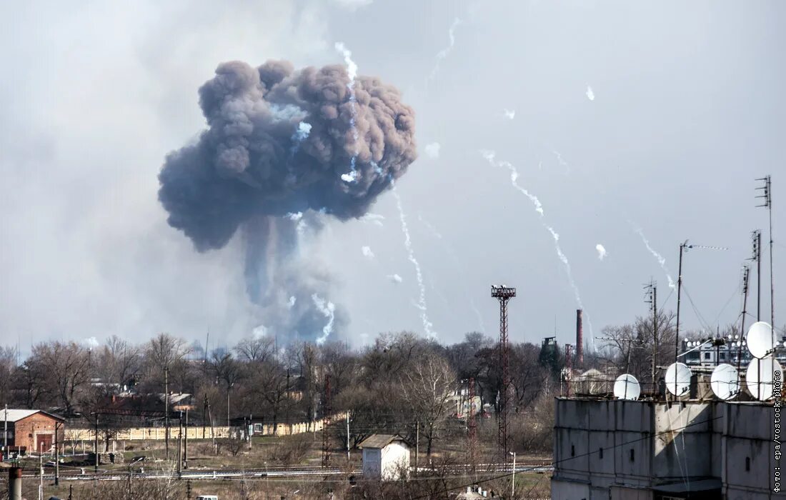 Включи самые большие взрывы. Пожар на складе боеприпасов в Балаклее. Пожар на военном складе в г. Балаклея. Взрыв Балаклея Балаклея на складе. Балаклея взрыв склада.