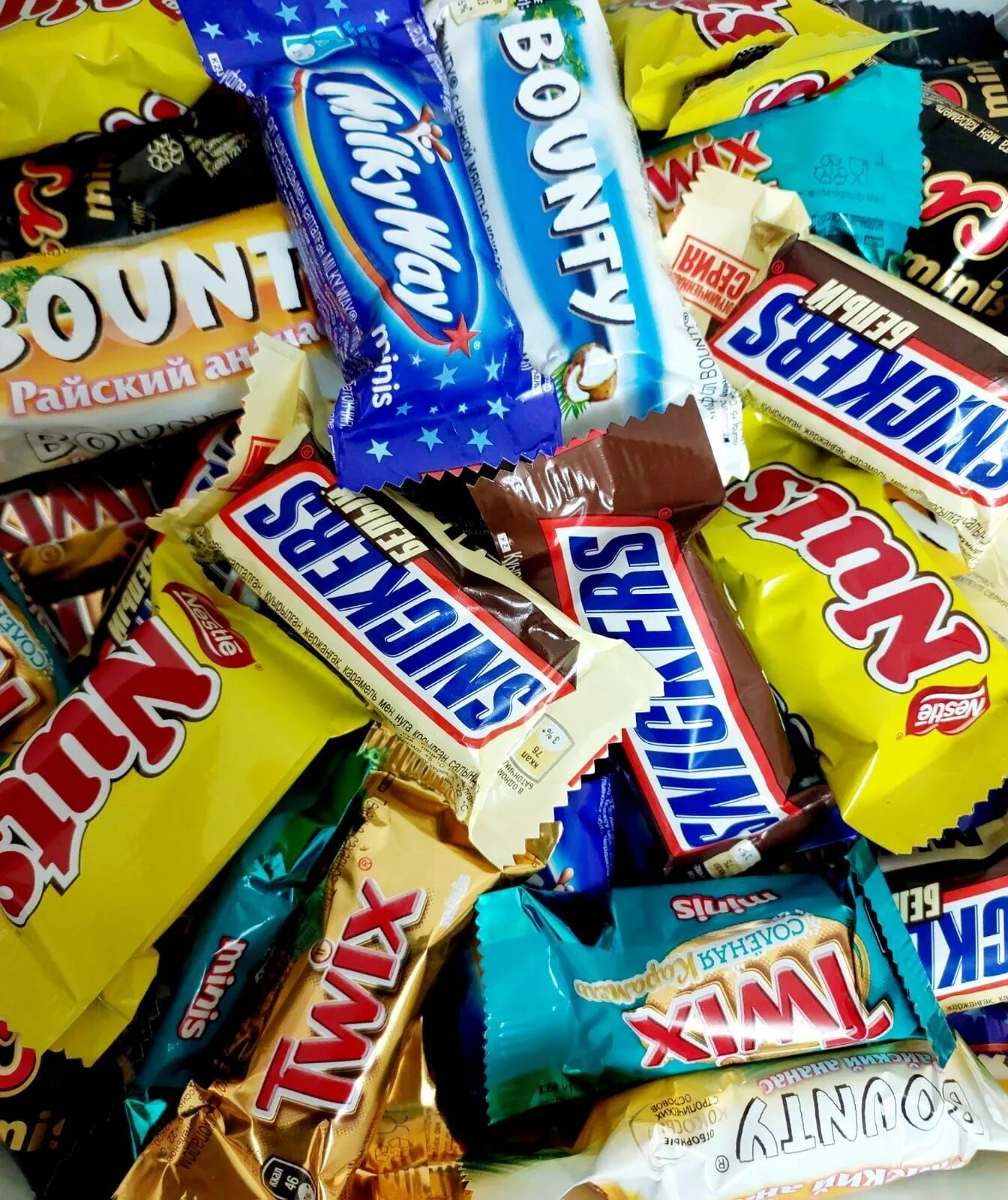 Баунти или сникерс. Батончик snickers minis 180 г. Молодой сникерс ищет баунти. Конфеты сникерс марс баунти. Песни сникерсы баунти.