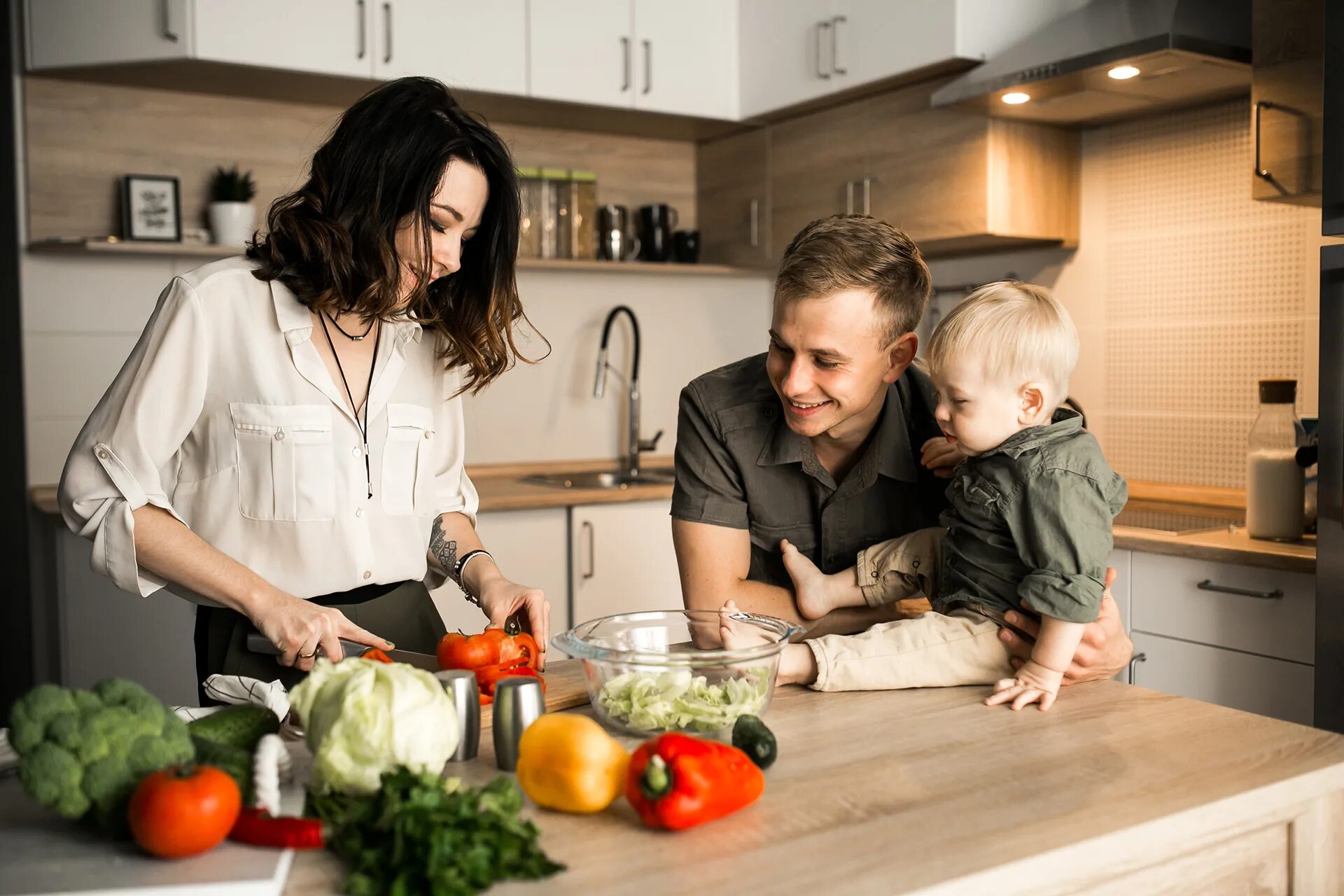 Пока мама на кухне брат. Семья на кухне. Счастливая семья на кухне. Кухня для детей. Семейная фотосессия на кухне.