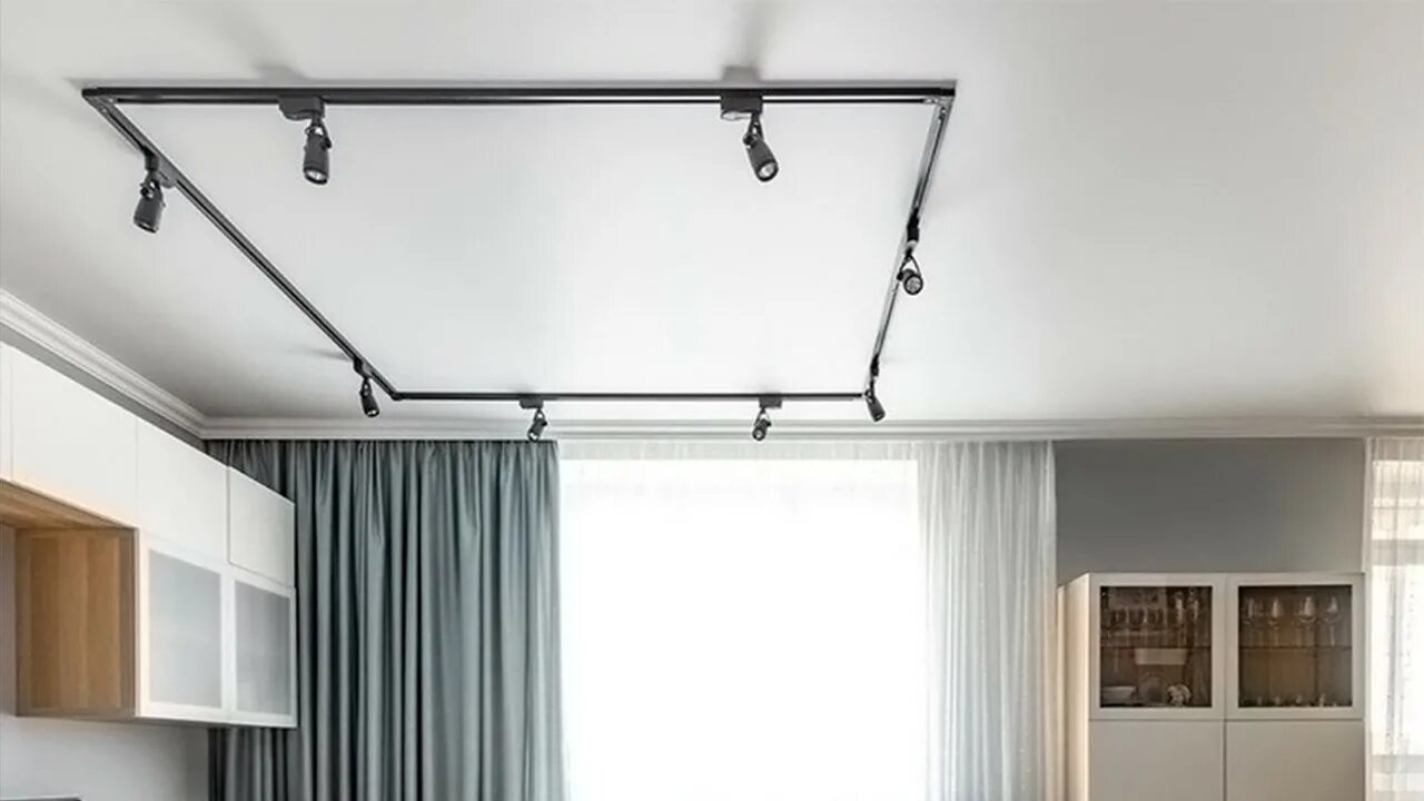 трековая система для натяжного потолка. встроенная трековая система освещения. трековая система для натяжного потолка. треклвые светильники в на яжной потолок. натяжной потолок с трековыми светильниками цена.