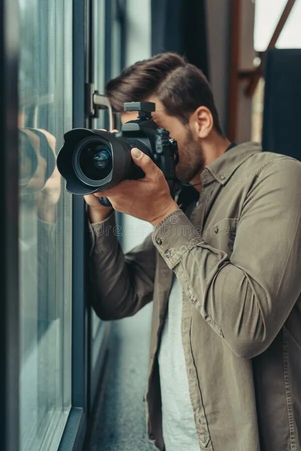 Камера через окно. Фотограф у окна с фотоаппаратом. Окошко фотокамеры. Фотоаппарат на окне. Окошко фотоаппарата.
