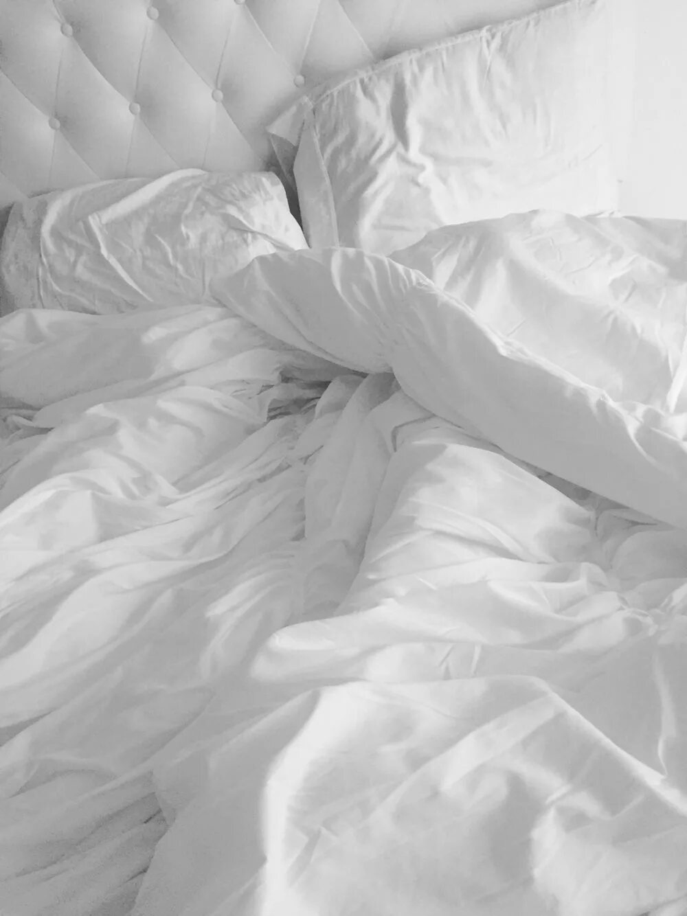 Смятая белая постель. Мятая кровать. Кровать смятая белая. Белая простыня. Кровать с постельным бельем.