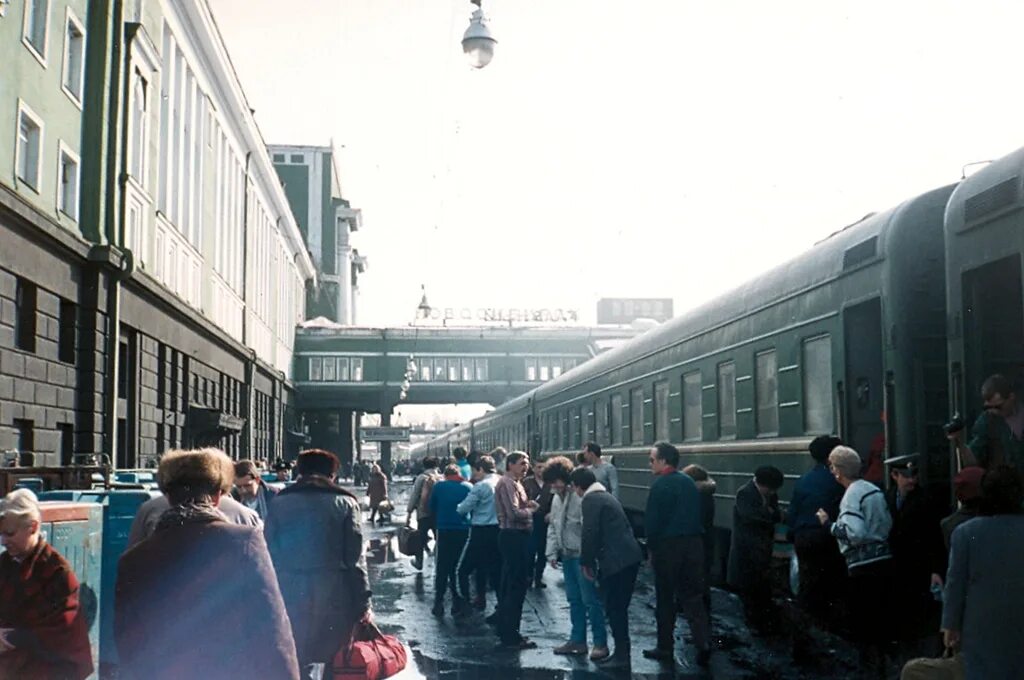 Железные дороги 90. Новосибирск вокзал в 1990. Новосибирск СССР 1990. СССР вокзал ЖД 1990 год. Московский вокзал в 90 е.