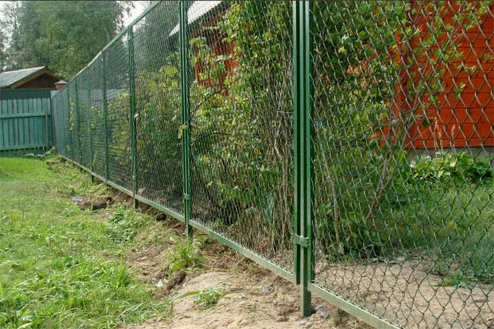 Какой забор можно ставить на участке. Забор из сетки рабицы. Забор между участками. Секционный забор на участке. Забор между соседями на даче.