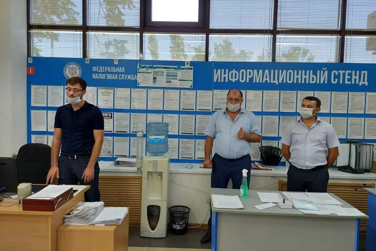 Налоговая махачкала кировский. Начальник налоговой инспекции махачкала. Сотрудники налоговая махачкале. Кировская налоговая махачкала. Кировская ифнс махачкала.