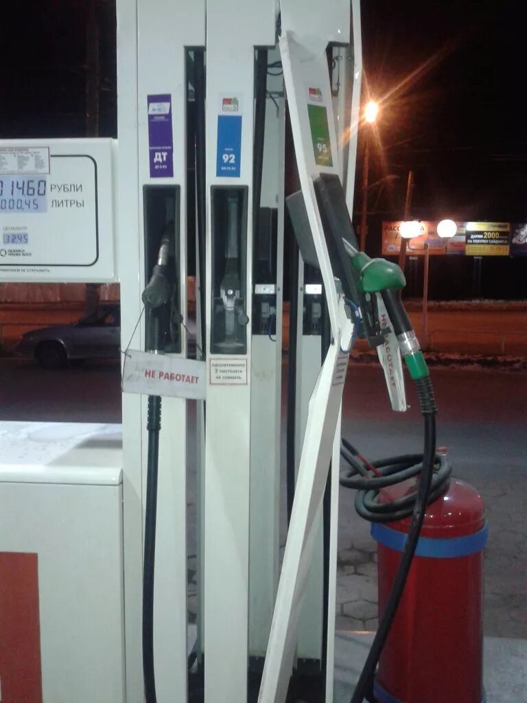 Оторвал заправочный пистолет. На заправке вырвал. Оторврои пистолет на азс. Оборвал шланг заправки. Выдернул пистолет с азс.