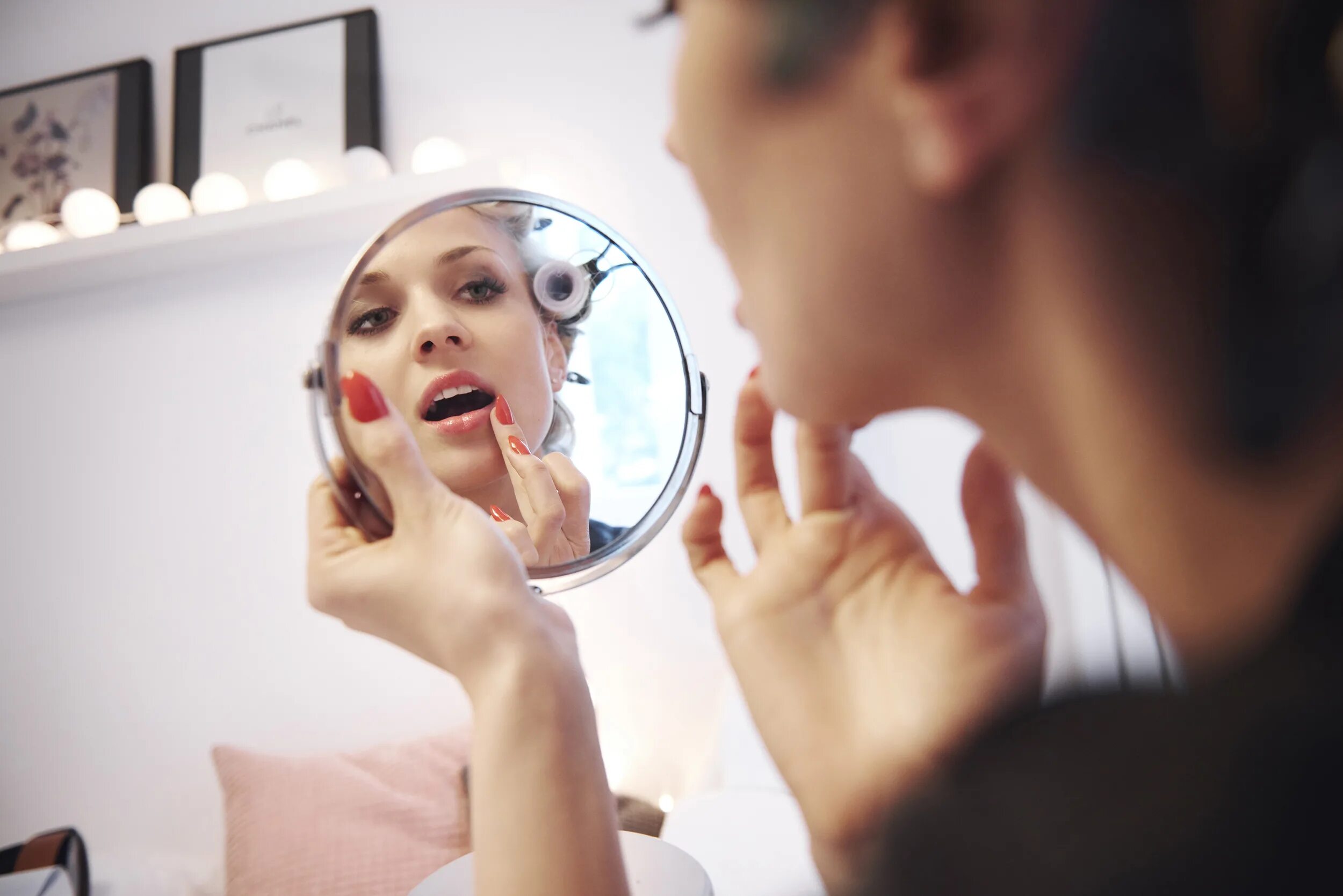Apply up to. Зеркало для макияжа. Женщина зеркало косметика. Бьюти советы в картинках. Помада с зеркалом.