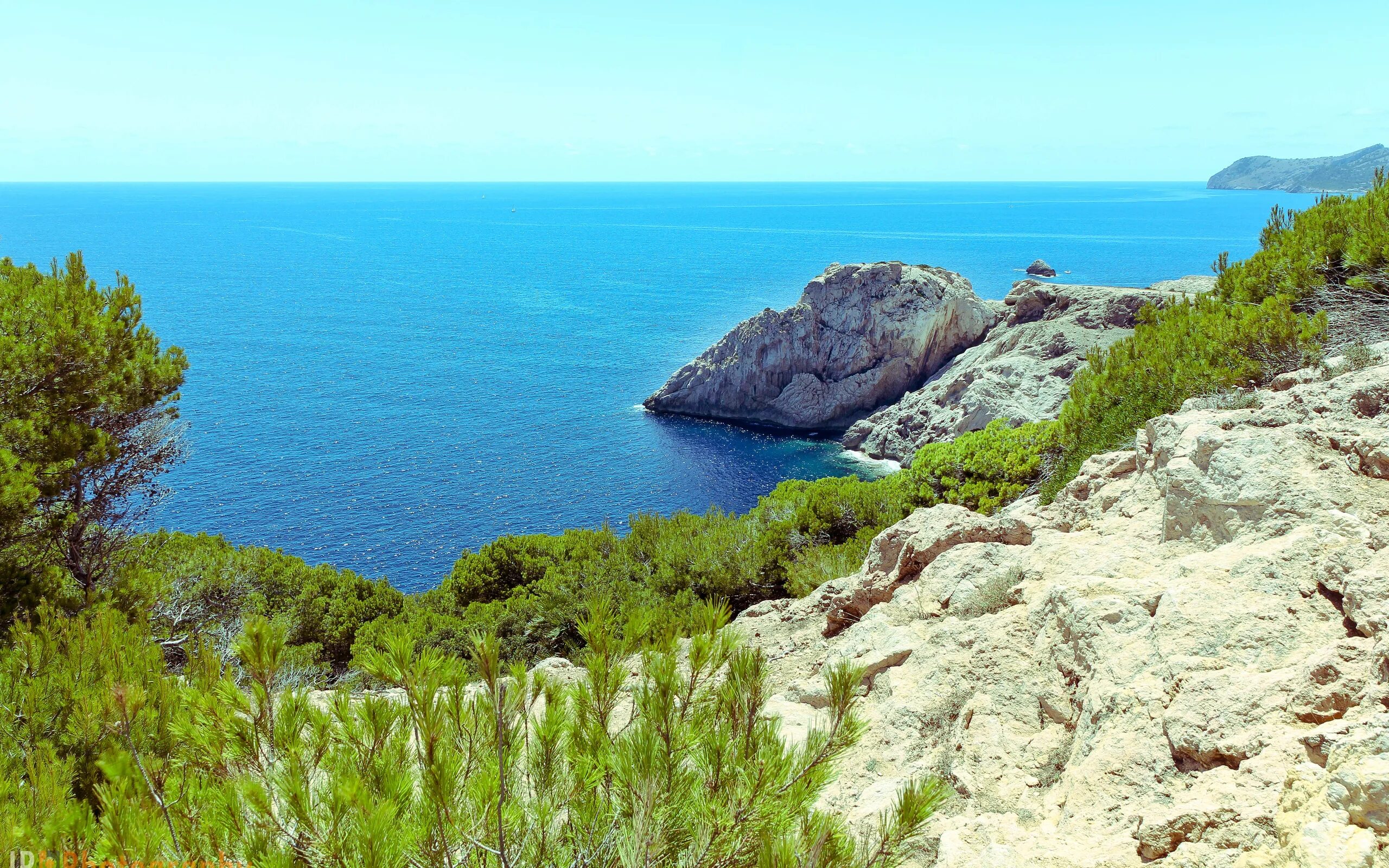 Море горы Крым. Вид на море. Вид со скалы на море. Вид с обрыва на море.