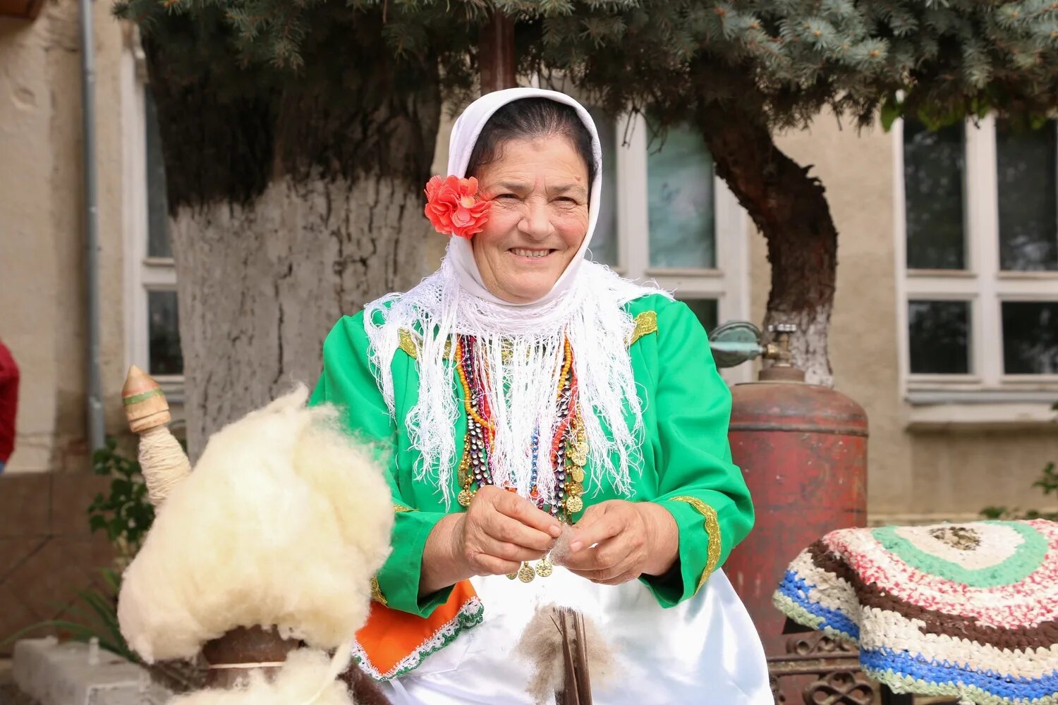 Гагаузы фото. Гагаузский национальный костюм. Гагаузские женщины. Национальная одежда гагаузов. Гагаузия национальный костюм.