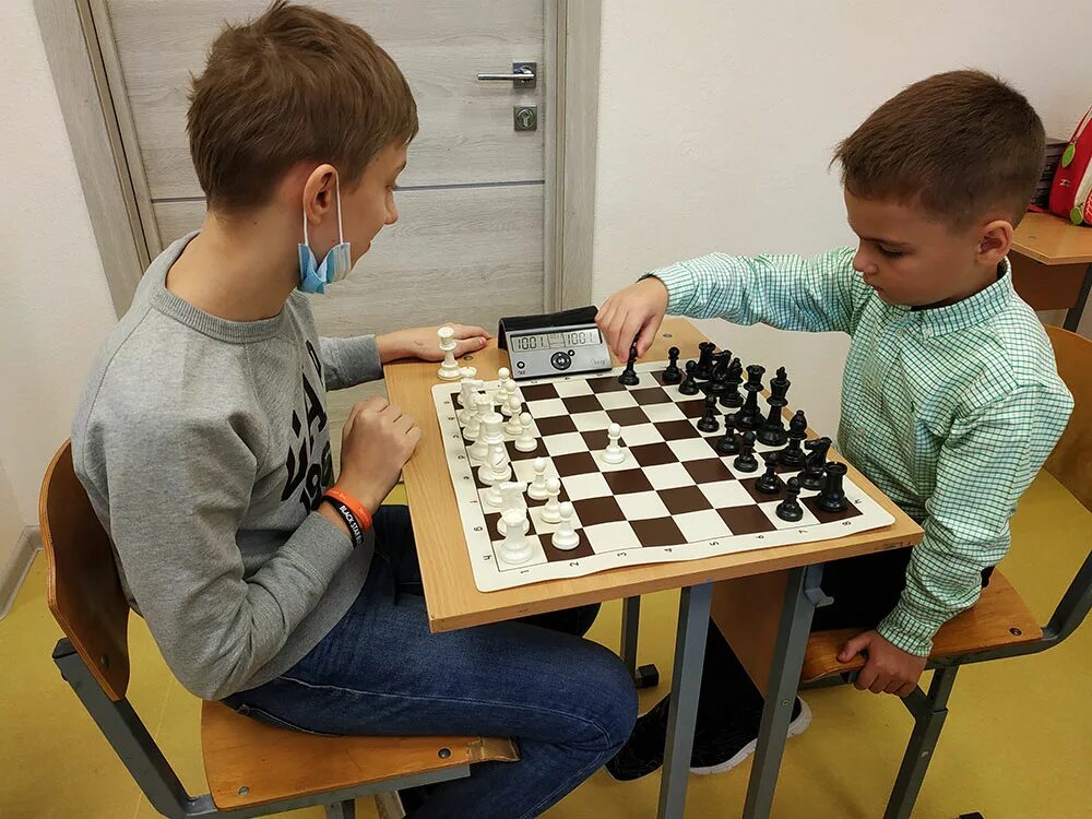 Горобец максим александрович шахматы хабаровск. Шахматный клуб интерьер. Быстрые шахматы. Комната шахматиста. Шахматный клуб в школе.