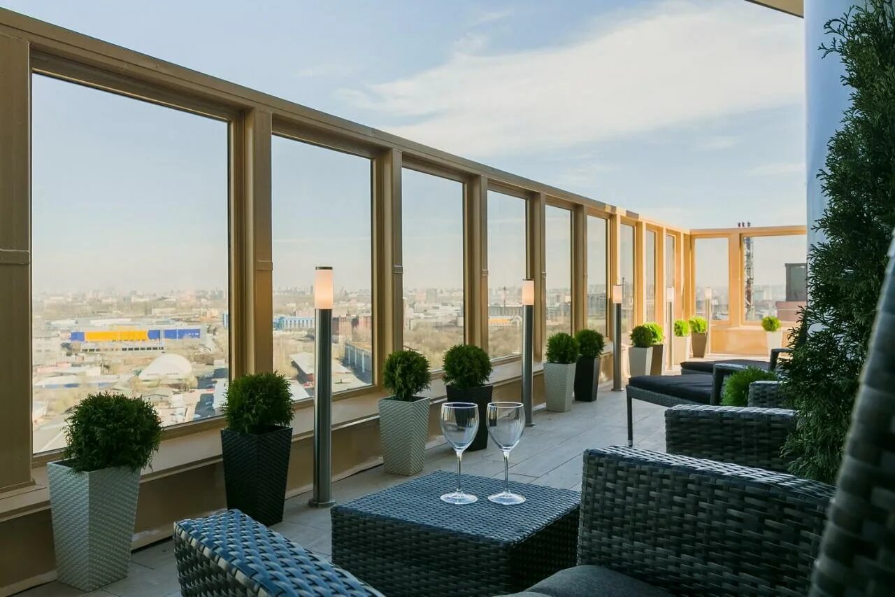 Квартира с террасой на набережной. Терраса с видом на исаакиевский собор. Жк аристократ уфа. Отели в центре спб с террасами. Жк с террасами.