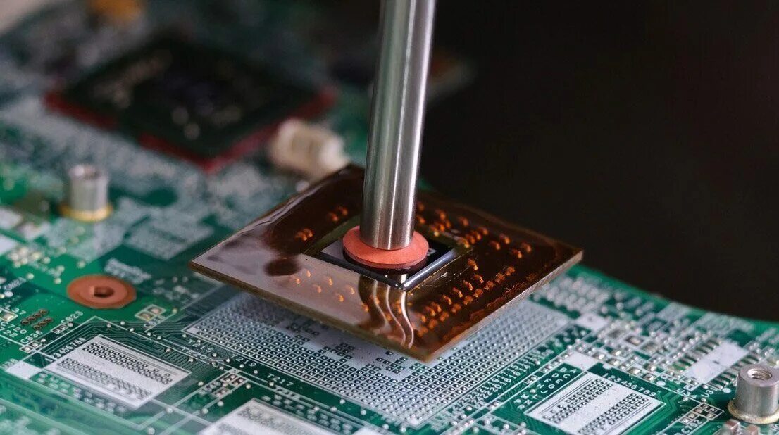 Прогрев печатных плат в духовке. Сгорела плата на телефоне. Детали на плате ccc bmw. Реболл процессора. Прогреть материнскую плату.