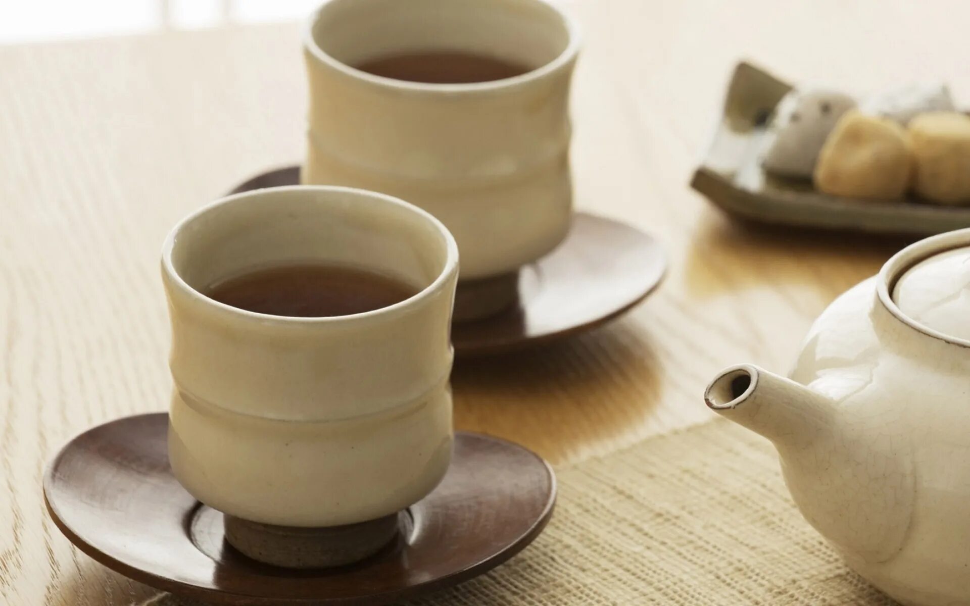 Чашка чая. Кружка с чаем. Чайник и чашки на столе. Чашки для чайной церемонии. Чай на столе фото