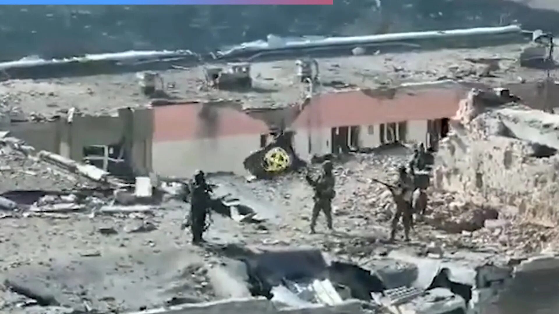 Солдат с российским флагом. Чвк вагнер эмблема. Вагнер флаг бахмут. Русский солдат. Флаг чвк вагнер.