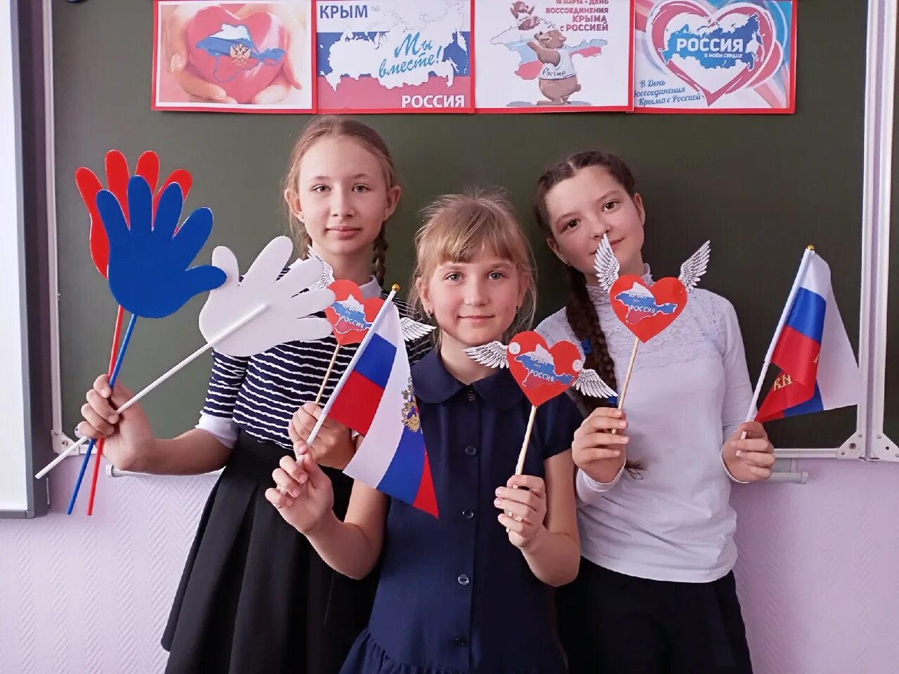 украшение на окна ко дню воссоединения крыма с россией. поделка на тему день воссоединения крыма с россией. день воссоединения крыма с россией в школе. крым классный час. крым.