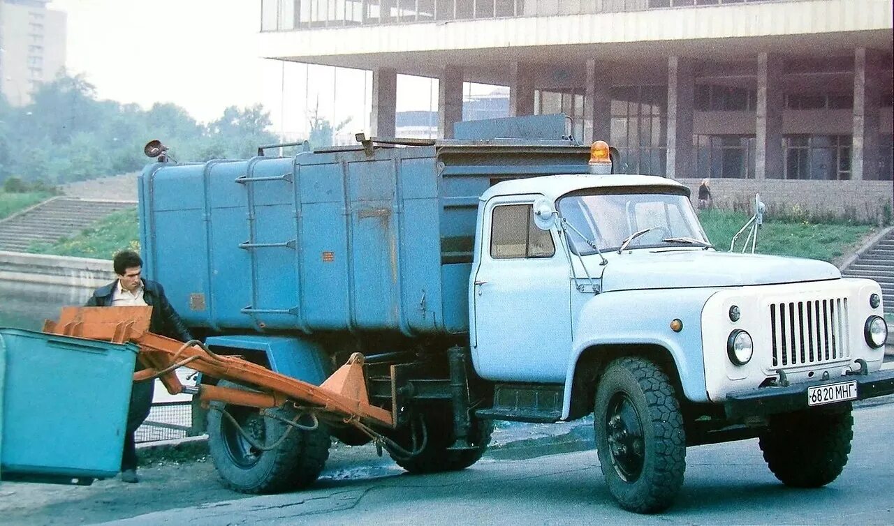 Мусоровоз мкм-4 ленинград. Мусоровоз ко 427 камаз 53212. Газ 53 ко 413 мусоровоз. Старые мусоровозы. Газ 3307 мусоровоз.