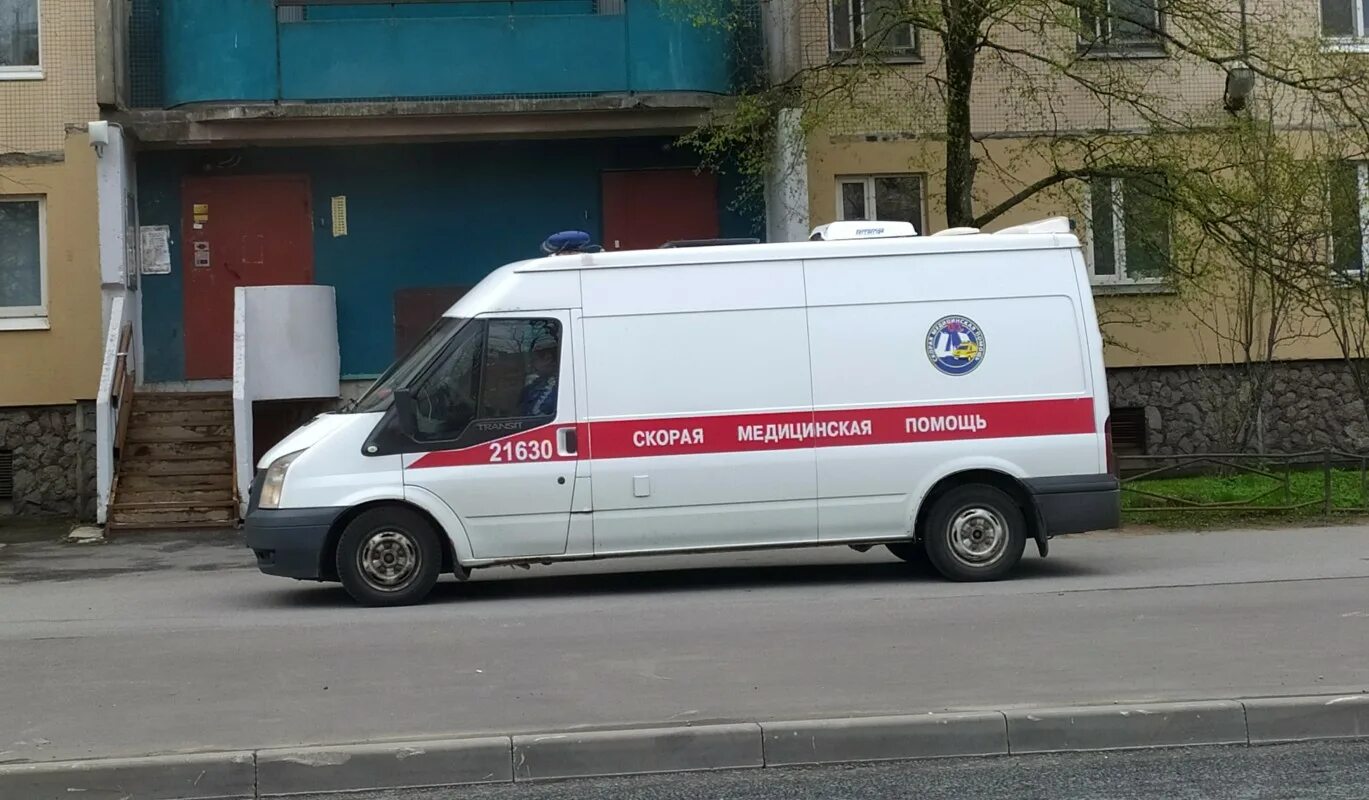 Авто скорой помощи. Машина скорой помощи из окна. Скорая Москва. Служба скорой медицинской помощи. Скорая кончина
