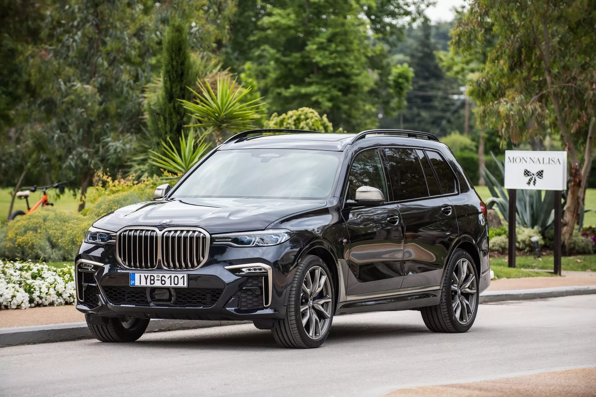 Семь икс семь. БМВ x7 m50d. БМВ Икс 7 черный. BMW x7 m50d Sport. BMW x7 50i.