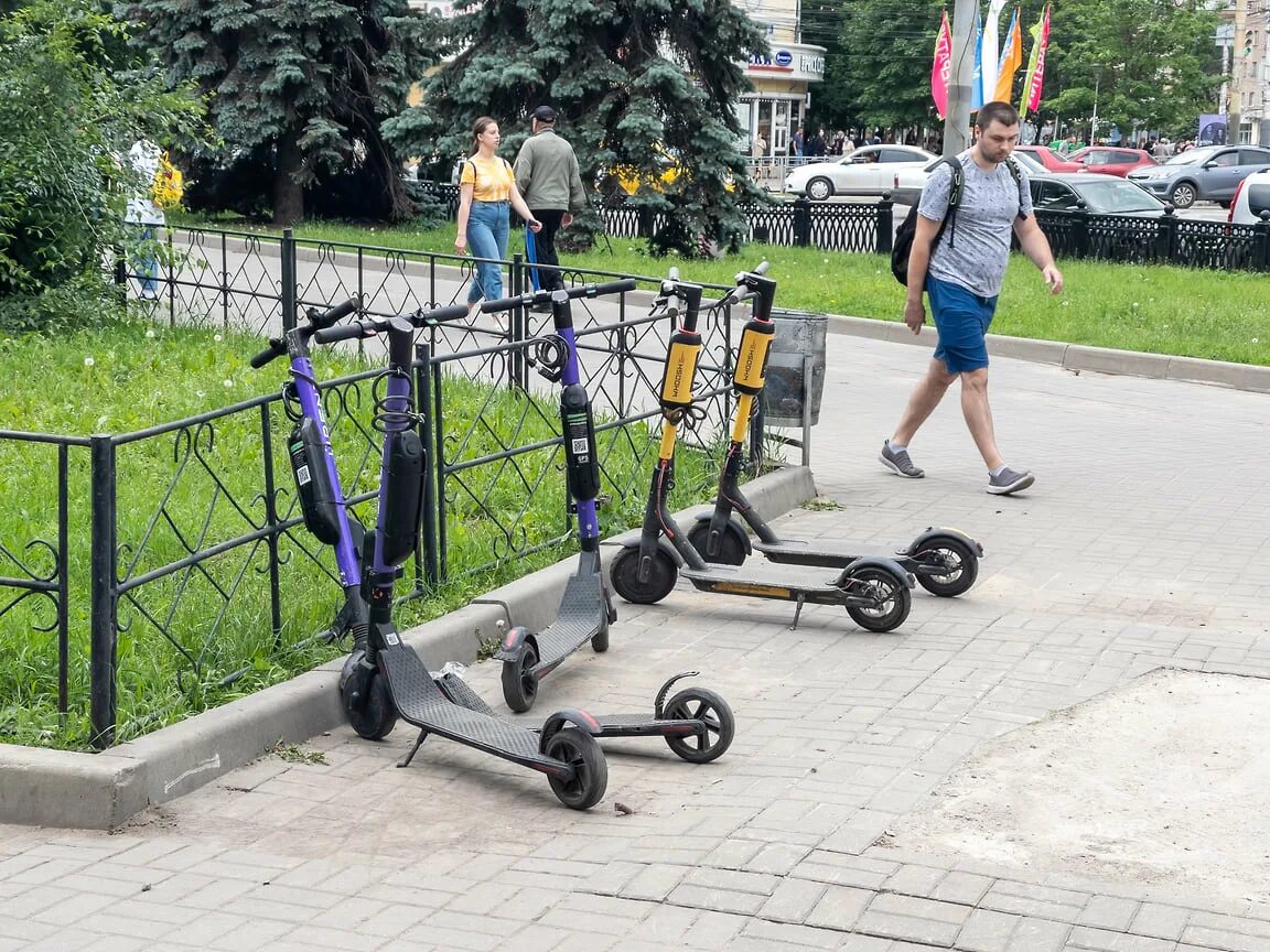 Электросамокаты Ижевск. Urent самокаты в Ижевске. Электросамокат в Ижевске на улице. Человек на электросамокате в Ижевске.