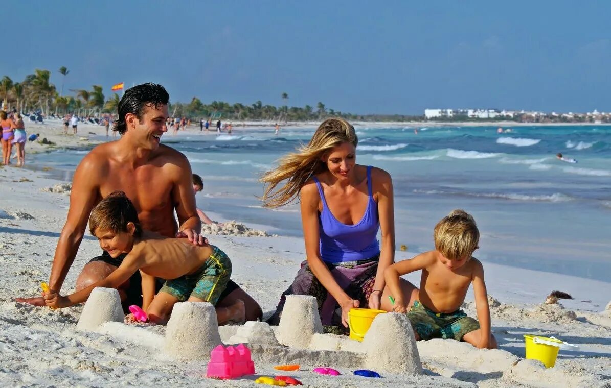 Naturism fun. Семья на пляже. Семья отдыхает на пляже. Семейный пляж. Люди на пляже.