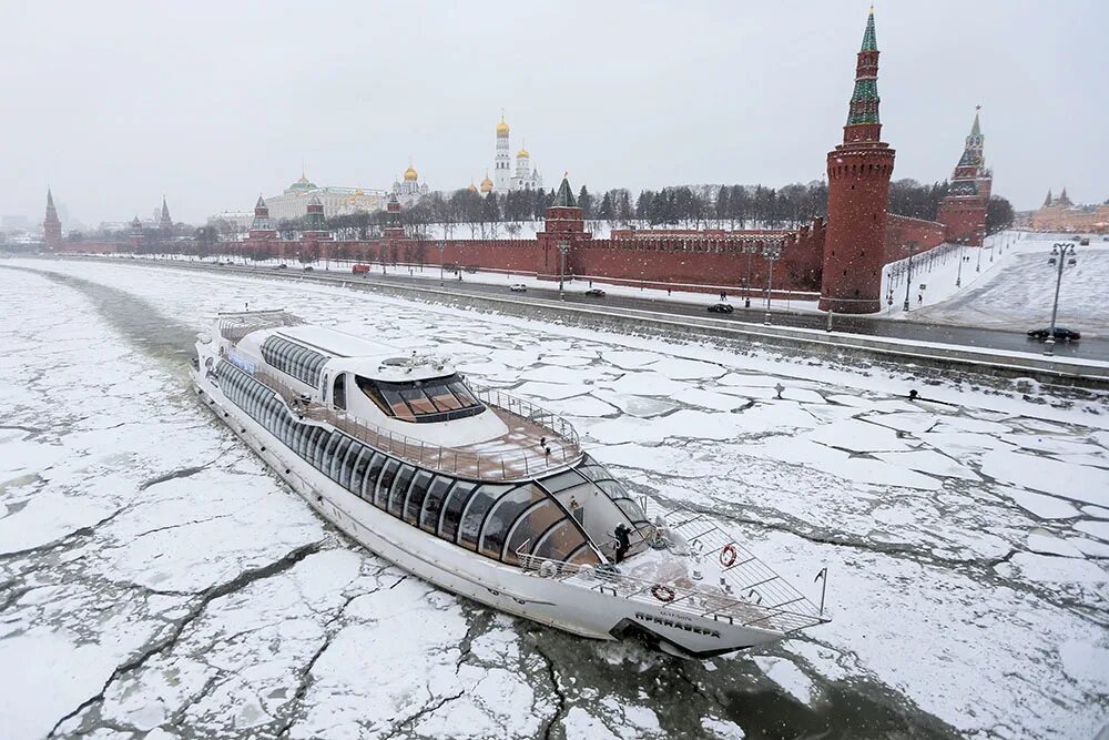 Теплоход ледокол Москва река. Москва река теплоход зимой. Прогулка по Москве реке зимой. Ледокол на Москве реке 2022.