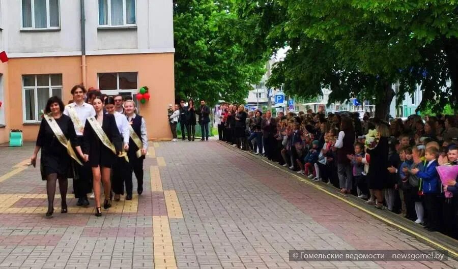 Выпускной в 27 школе. Парк выпускников Гомель. Гомельская школа номер 74. Самая лучшая школа в Гомеле. Школа 74 гомель