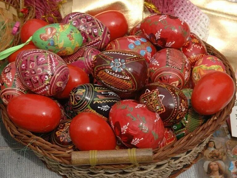 Красная пас. Красные яйца на пасху. красные пасхальныеяйцы. самые красивые пасхальные яйца. красные крашеные яйца на пасху.