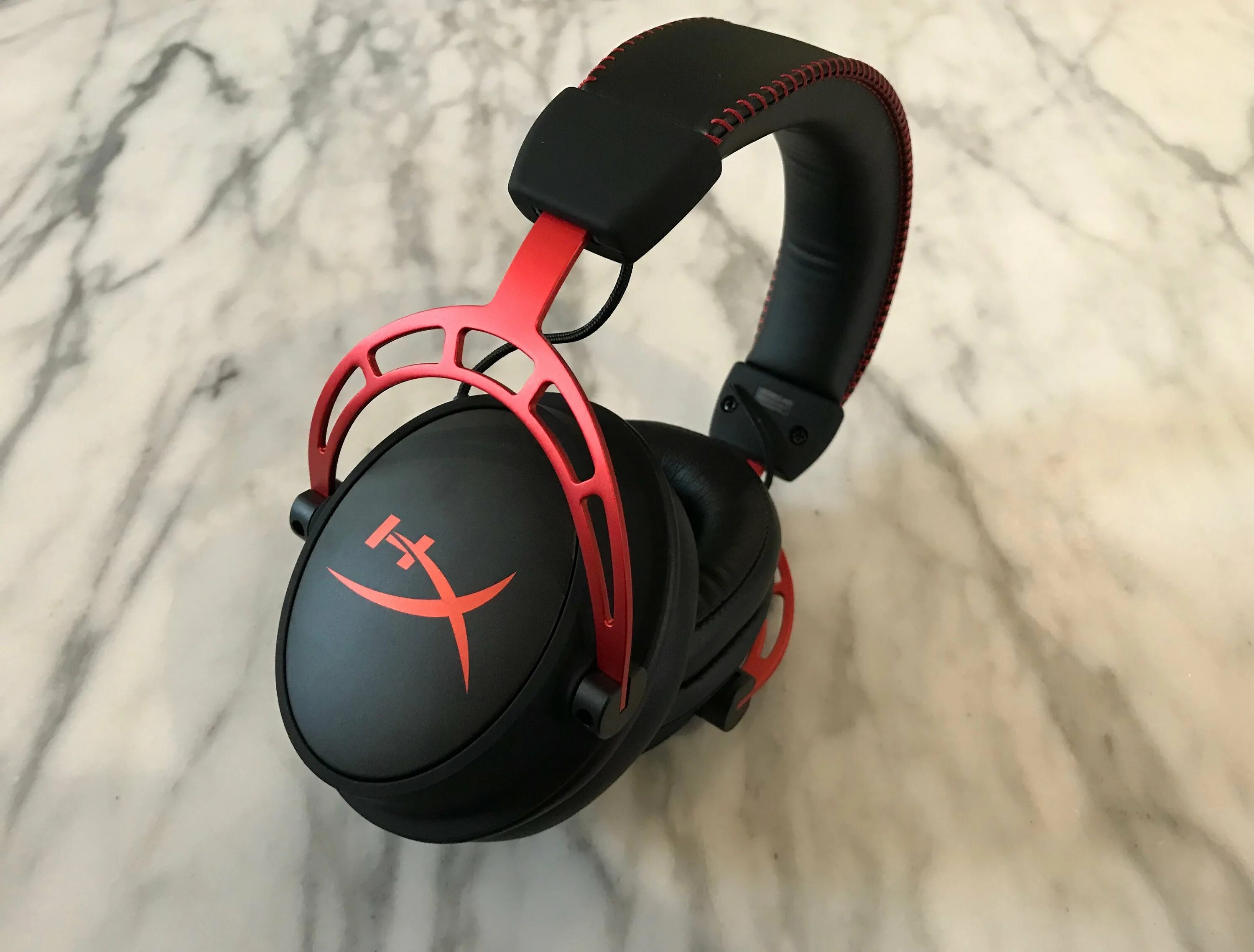 Hyperx. HYPERX cloud Alpha 2. HYPERX cloud Alpha". HYPERX cloud Alpha vs 2. HYPERX cloud Alpha Wireless.