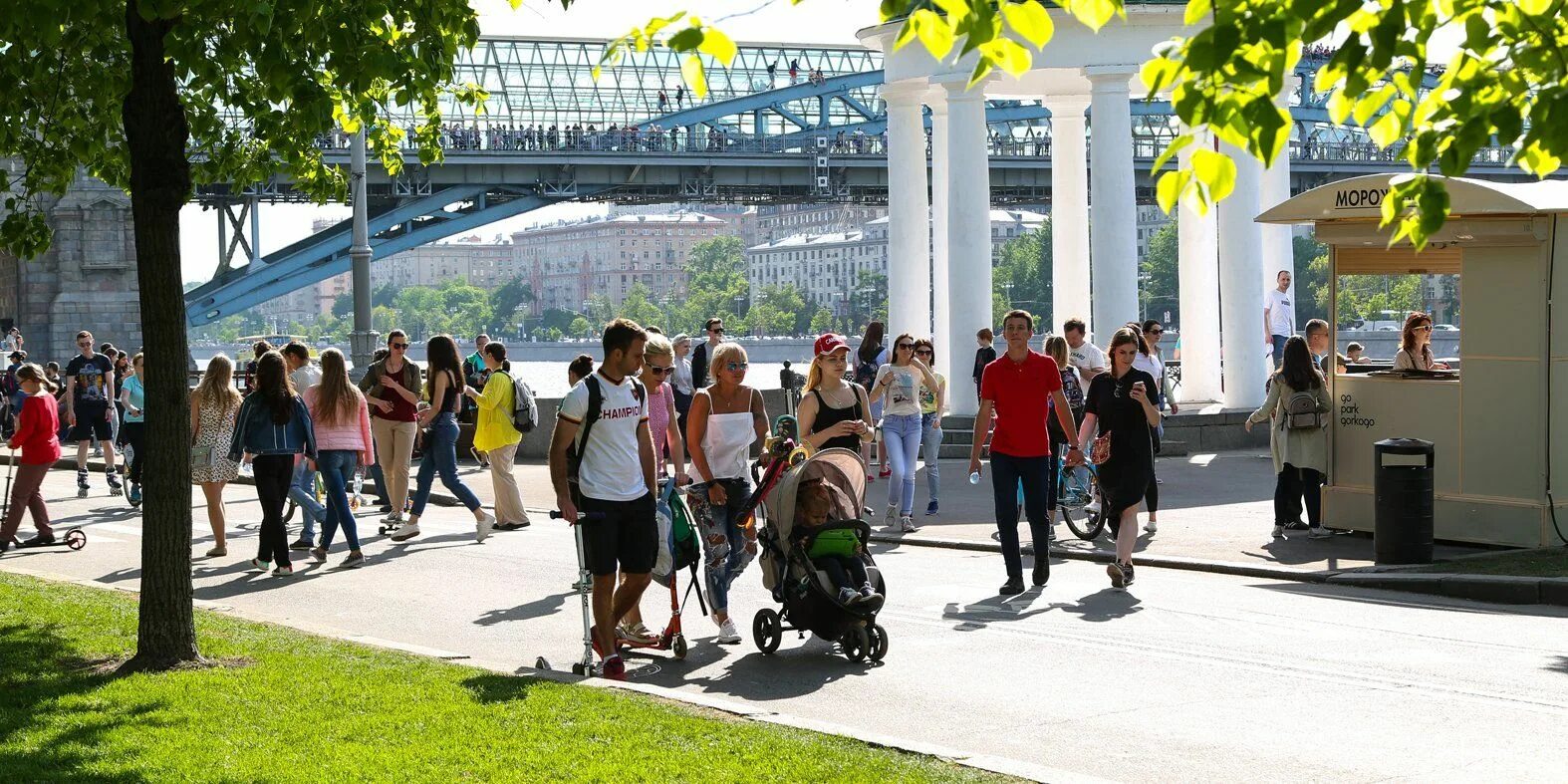 В парках много людей