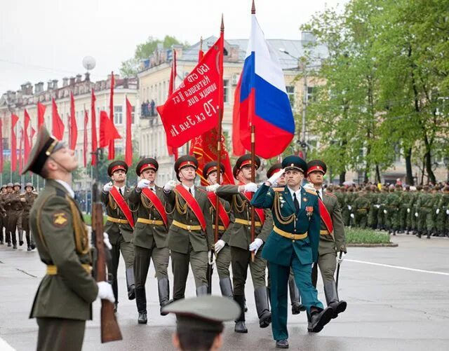 Где погулять 23 февраля. День Победы Смоленск. День Победы парад Смоленск. Смоленск парад 9 мая 2010. Смоленск в мае.