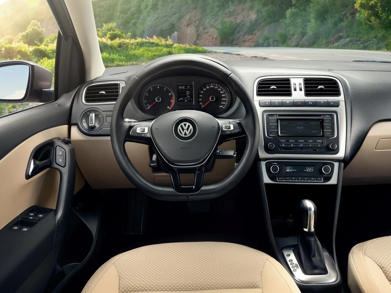 Vw polo отзывы. VW Polo sedan 2015 салон. Volkswagen Polo sedan салон. Салон поло седан 2019. Фольксваген поло 2016 салон.