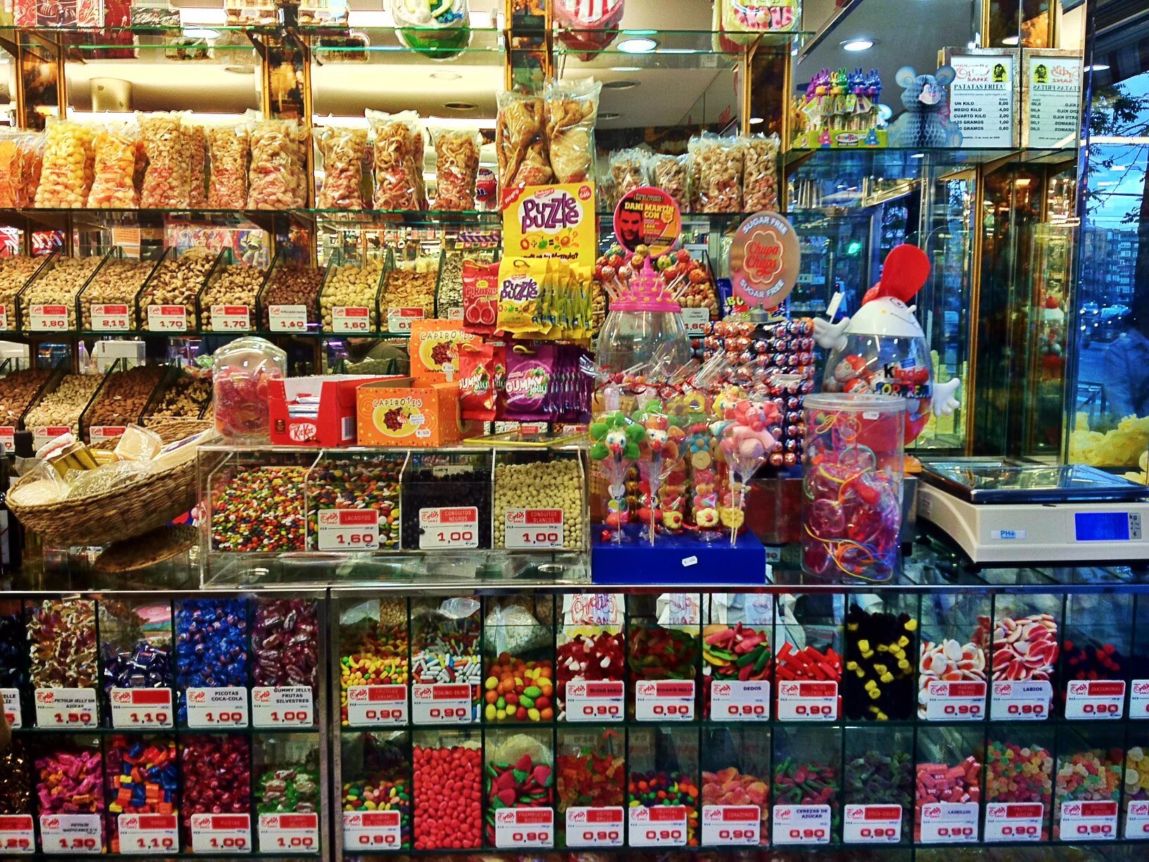 Sweet shop. Sweet shop магазин. Сладости на кассе. Магазин Sweets. Сладости со всего мира riki's.