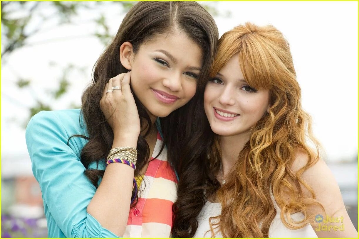 Зендая торн. Белла торн и зендая. bella thorne and zendaya. белла торн и зендая колеман. белла торн и зендая 2025.