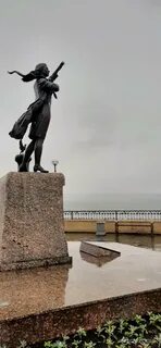 Памятник ждущей женщине