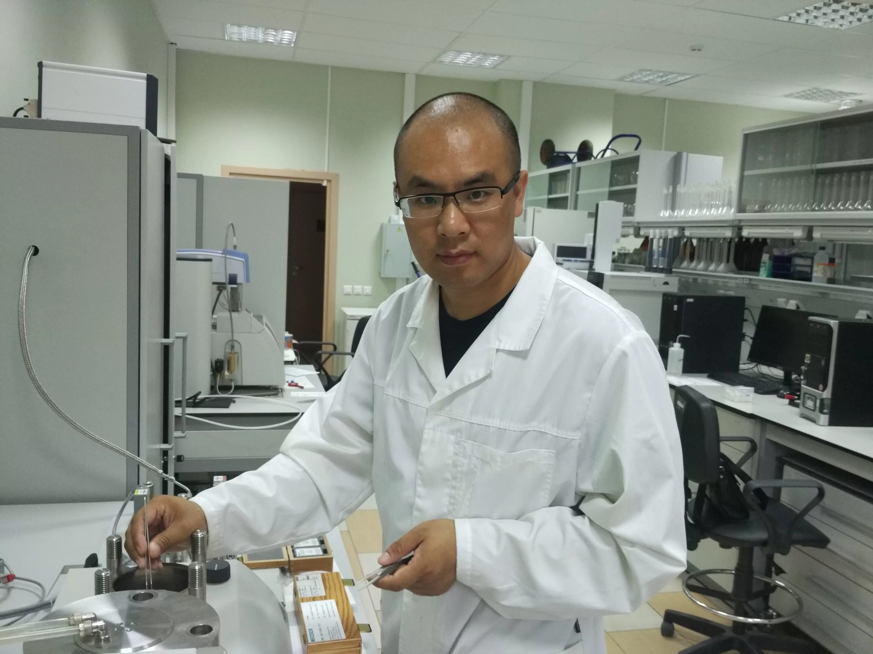 Scientists for presentation. Ученый экспериментатор. Scientist say. Женщины в науке. Молодые ученые огу.