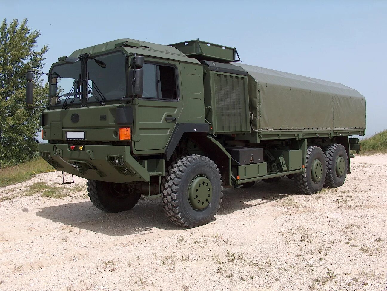 Автомобили военного назначения. Man 6x6 военный тягач. Man 4x4 армейский грузовик. Raba Military Truck. Военный грузовик ман 4х4.