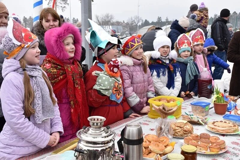 Празднование масленицы в школе. Масленица ярмарка. Стол на Масленицу. Угощения на Масленицу. Ярмарка на Масленицу в школе.