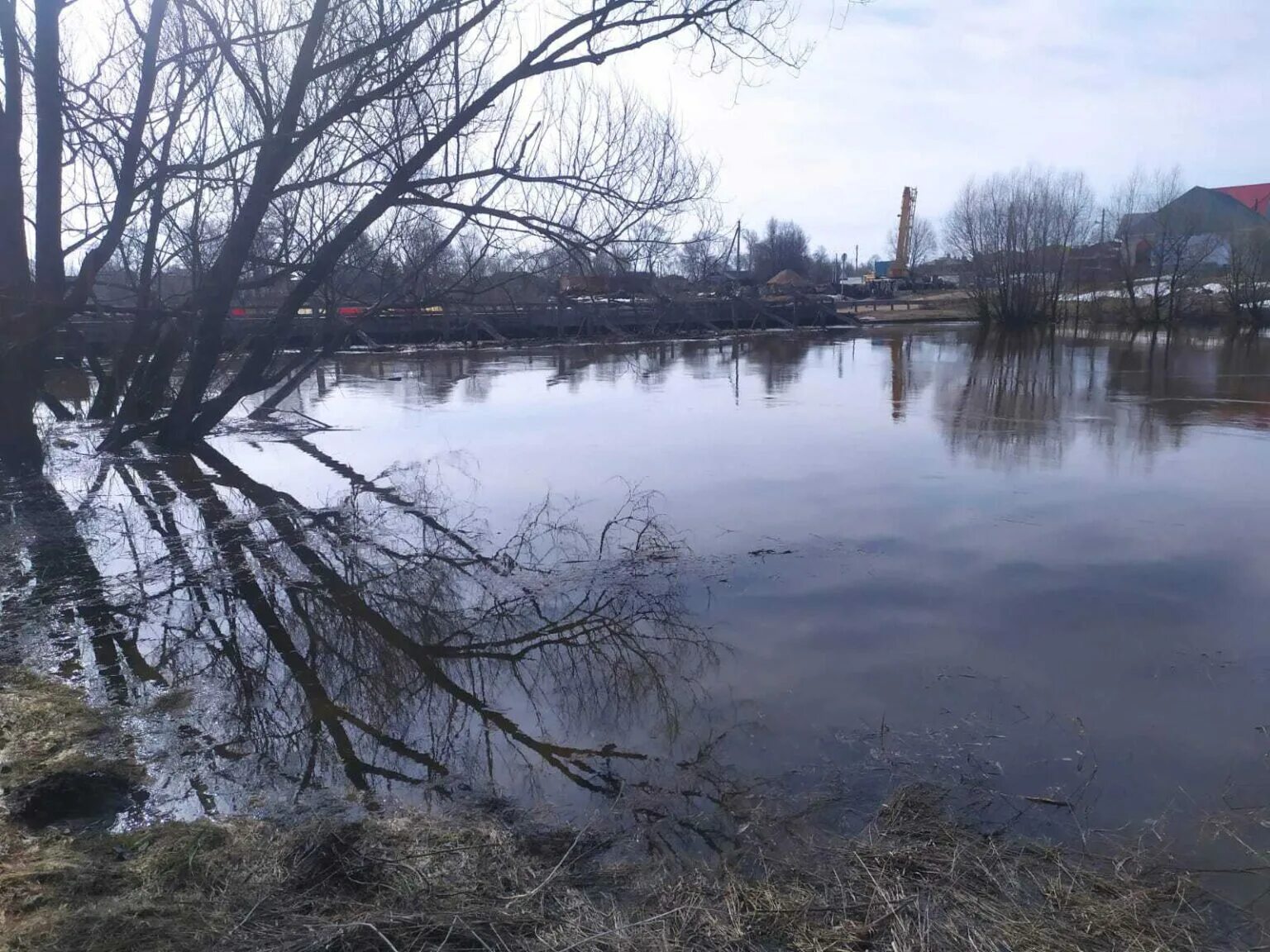 Подъем воды в протве. Вода в Тезе. Подъем воды. Повышение уровня воды в реке в Инте. Село у реки.