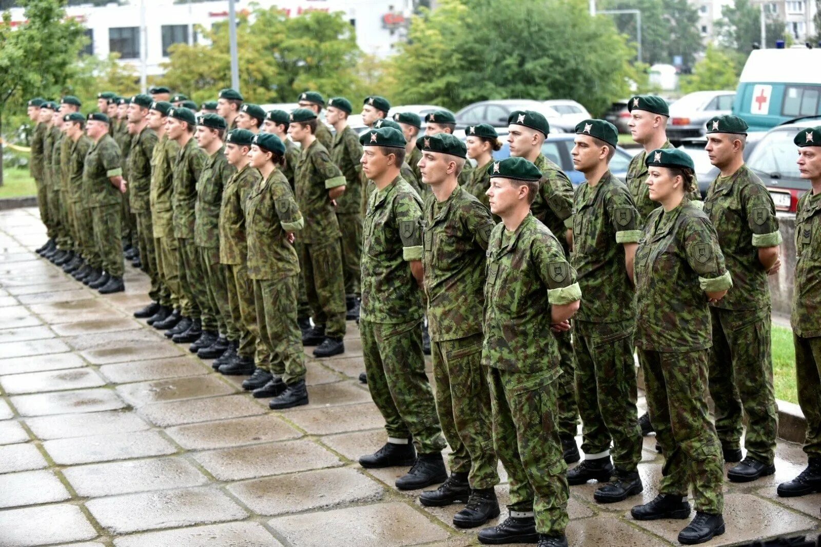 Снижение призывного возраста до 25. Армия. Военный призыв. Литва призывники. Высокие солдаты в армии.