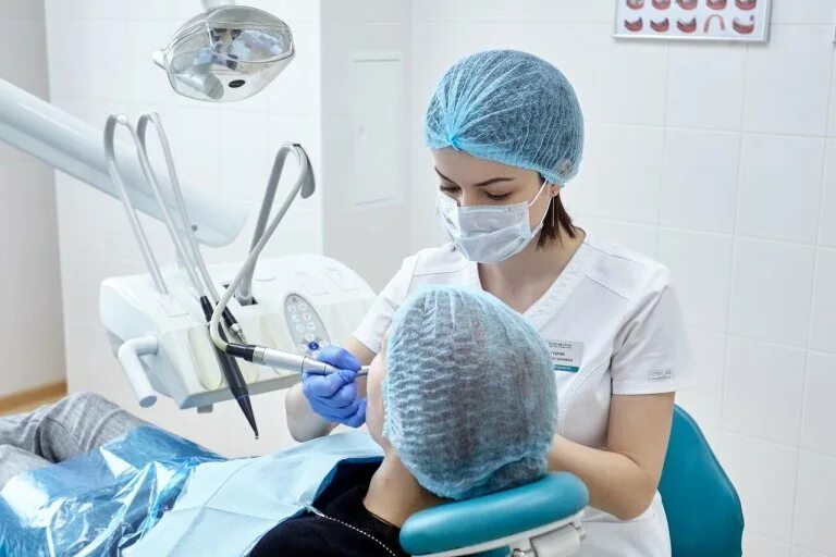Сегодня работает зубной врач. Врач стоматолог. врач стоматолог терапевт. зубной врач и стоматолог. терапевт стоматология.
