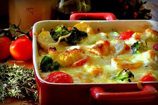 Запекаем овощи в духовке со сметаной. Кассероль броколи. брокколи запеченная в духовке с сыром. брокколи с овощами в духовке. запеканка с семгой и брокколи.